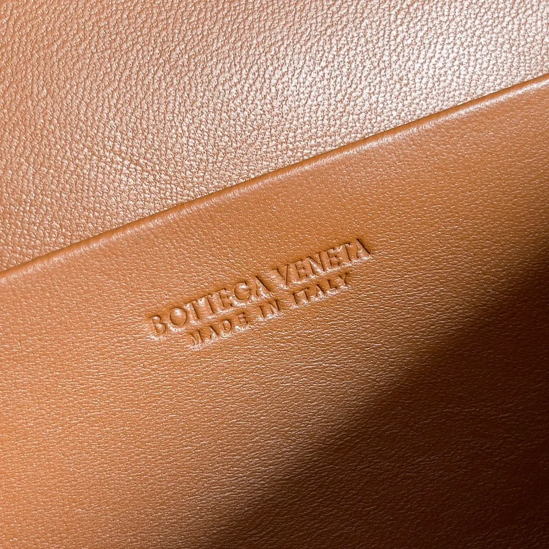 Batch 1360 Bottega Veneta 24 spring and summer woven zipper crossbody bag. A crossbody bag that can be used as a cosmetic bag. The exquisite weaving and compact body are an indispensable accessory for the upcoming summer. The double zipper also better protects the bag. It has a large capacity. If you like it, don’t miss it. Style number: 789109 Size: 22*12.5*5cm
